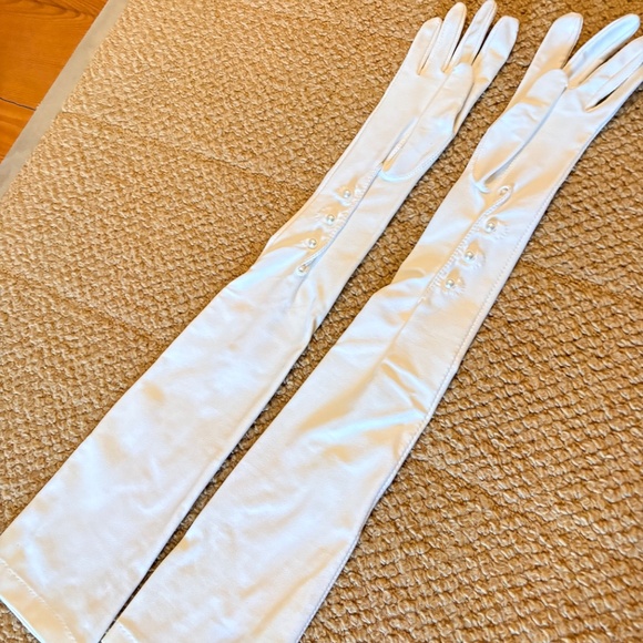 Opera-length White gloves with button Wrist - Picture 4 of 4